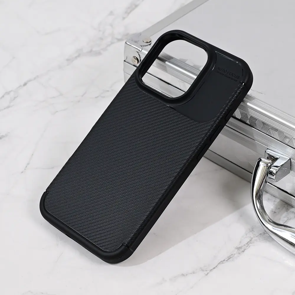 Torbica Defender Carbon za Iphone 16 Pro 6.3 Crna
