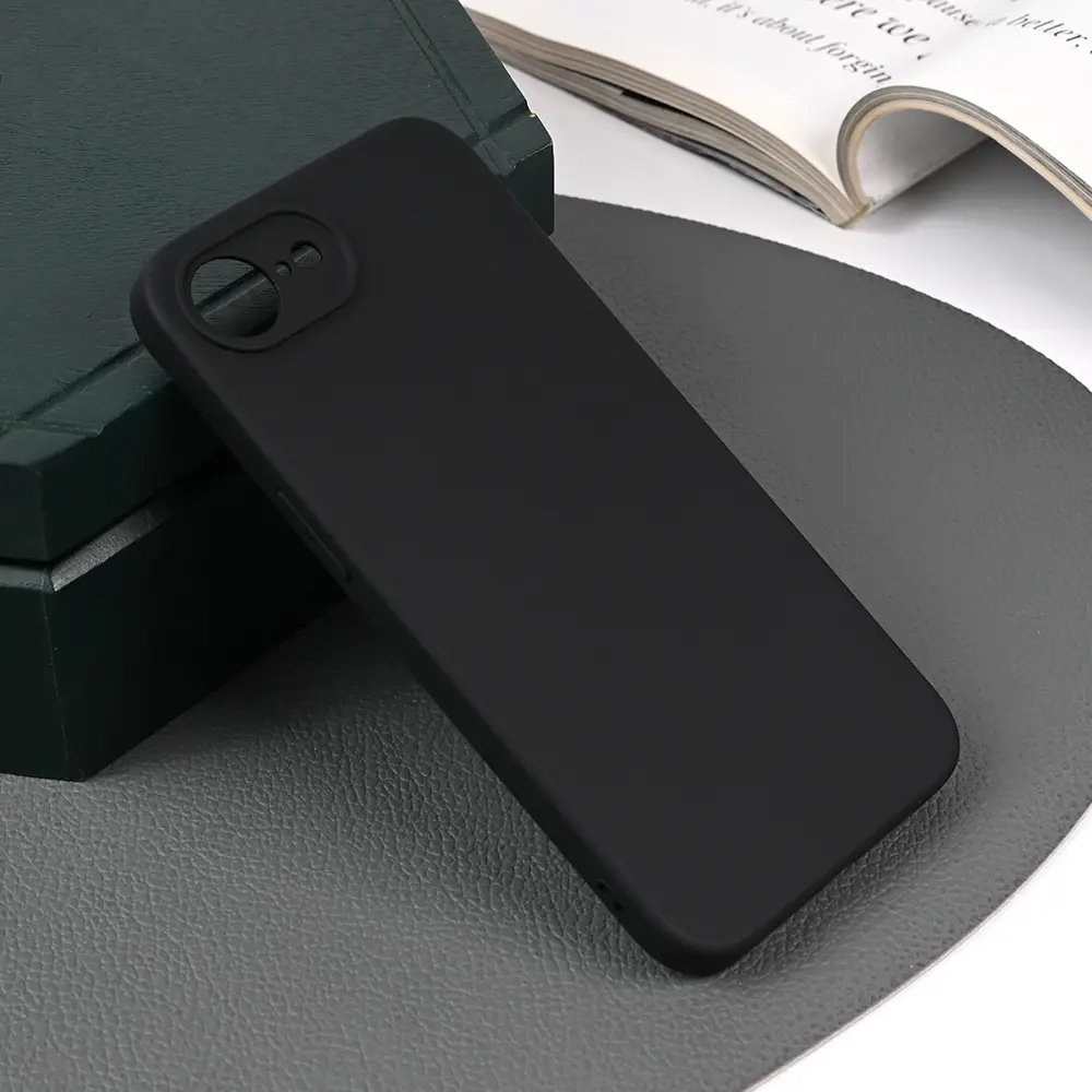 Torbica Silikonska Skin za Iphone 16e/17e 6.1 Mat Crna